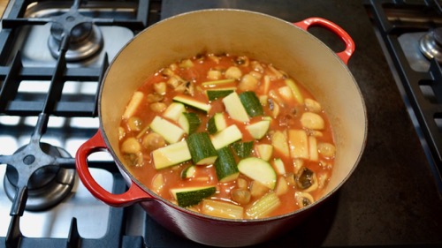 Maccheroni met merguez, asperges en tomatensaus